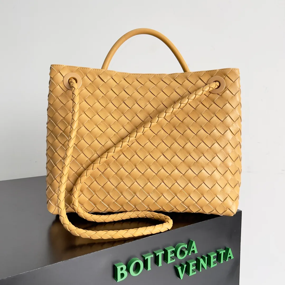 The 2023 new Andiamo batch of 2260 BV has been shipped‼ ️Really popular🔥The new Andiamo woven handbag launched by Bottega Veneta this season is really popular all over the world! ! Celebrities at home and abroad have worn it, and Oscar-winning actress Michelle Yeoh has taken it out on the street. Song Jia, Trai Yara, Yu Feihong, Sanji Ayaka, Rosie Hunting-Whiteley, Yoshioka Riho, etc. have all picked up this bag. It is classic and versatile, showing off its temperament, and the bag capacity is also large, which is very convenient for daily commuting! ! A variety of carrying methods, the shoulder straps can be adjusted by yourself, the original lambskin feels soft and delicate, and the unisex style breaks the gender boundaries and brings a more practical and long-lasting use experience. Andiamo, which has both elegant and casual styles, perfectly interprets the true appearance of "fashionable old money style". Style number: 743572 Size: 32*24*12